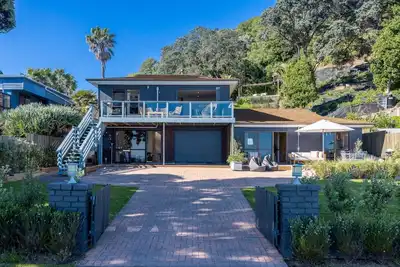 Image de Waiheke Beachfront House | Coast and Country