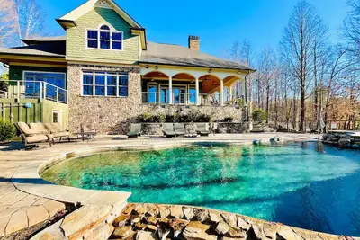 Image de Lake Lanier Paradise ~ Pool ~ Jacuzzi ~ Boat slip