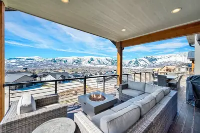 Image de B 210 | Modern Retreat w/ Hot Tub & Views