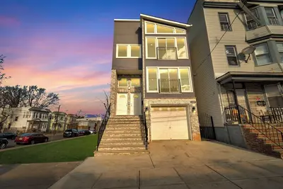 Image de Newly built 3br/2ba in Newark •10 mins to Ewr, Close to Nyc, Metlife, Nj transit