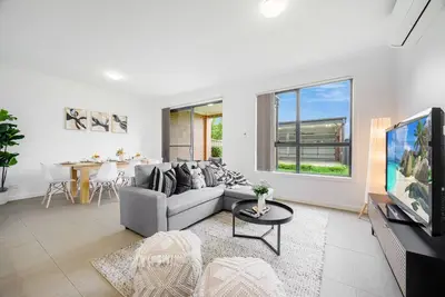 Image de Austral 4br Cute home close to Train Station 10ppl