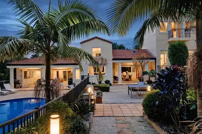 Image de Hidden Mediterranean Estate in Lush Green Hills -Sky Tower View