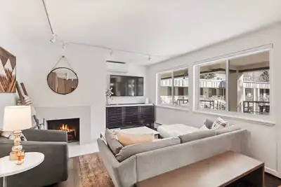 Image de Silverglo 301 | Top-Floor Corner Condo w/ Fireplace, Ac, Pool, Walk to Aspen Mountain