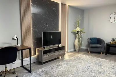 Image de Stylish Modern Apartment | King Beds | Work-Friendly | Free Parking