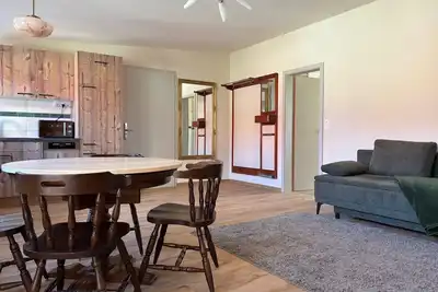 Image de Stylish 50s vacation apartment with city view