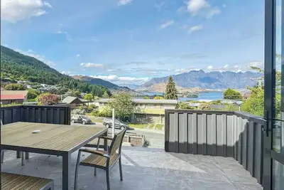 Image de Mountain Views, Spacious Stylish Queenstown Base