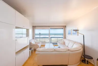 Image de Studio avec vue sur la mer et place de parking