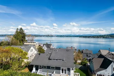 Image de Leschi Retreat w, Breathtaking Water View, Sleeps 14