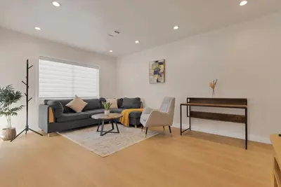 Image de Newly updated Cozy 2-bedroom house in soothing Monrovia