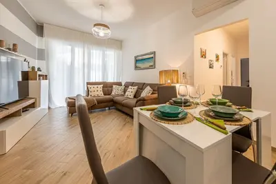 Image de Appartement confortable et récemment rénové dans un quartier très calme de Rapallo, à quelques pas du centre et de la promenade. L'appartement se compose d'un salon/salle à manger lumineux, d'une cuisine moderne et bien équipée, d'une salle de ba