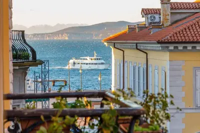 Image de Elegant Historic Apartment in Trieste City Centre