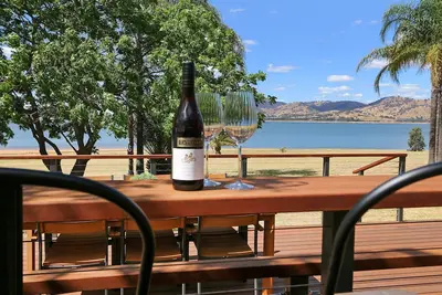 Image de Ebden Lake House - Stylish two bedroom apartment right on Lake Hume