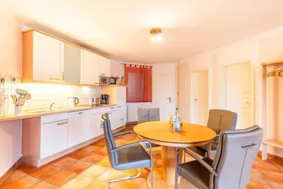 Image de Pl. Apartment with balcony, water view & free parking. Underground parking space