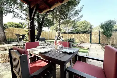 Image de La petite Provence, dans une résidence sécurisée avec piscine