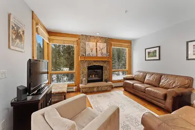 Image de Retreat Near the Slopes - Fireplace & Clubhouse with Pool & Hot Tub!