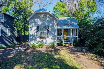 Charming historic Georgetown home steps from Front St & short drive to beach
