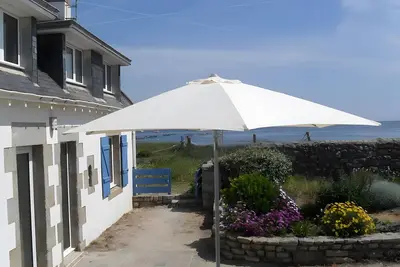 Image de Spectacular panoramic sea view. direct access to the beach. detached house.