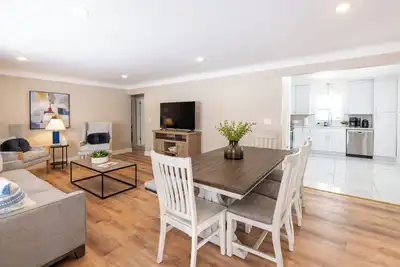 Image de Beautifully renovated 5 bedroom home near Moa and the Airport