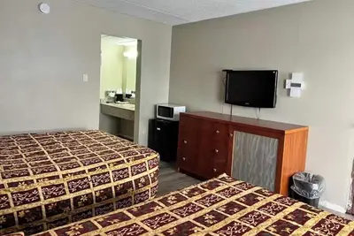 Image de 3 Group-Friendly Rooms Perfect for Exploring Devils Lake Area, w/ Free Parking!