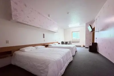 Image de Spacious Royal-Themed Room w/ King Bed + Private Bathroom for a Memorable Stay