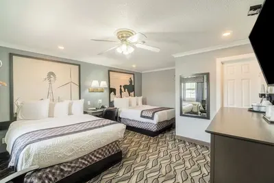 Image de Free Parking | Near Shops and Dining Downtown | 2 Queen Beds Non‑Smoking Room