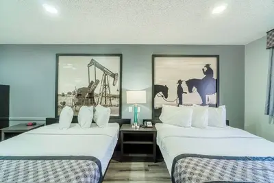 Image de 2 Queen Beds with Kitchenette + Free Parking — Great Base for Snyder Town & Golf