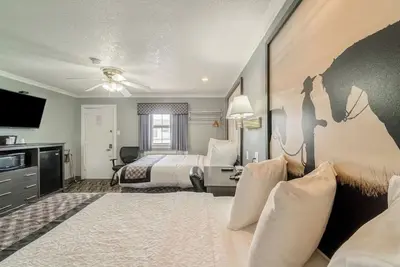 Image de 3 Rooms Available | Positioned by Local Parks & Trails + Free Parking