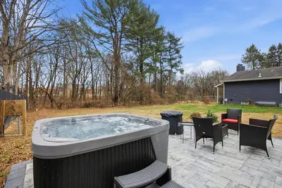 Image de New! Stylish Hot Tub Retreat with Ping Pong