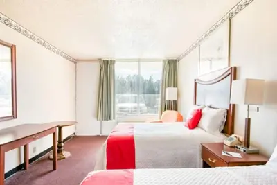 Image de Convenient Stay w/ Microwave & Fridge – Great Pit Stop Near the Highway