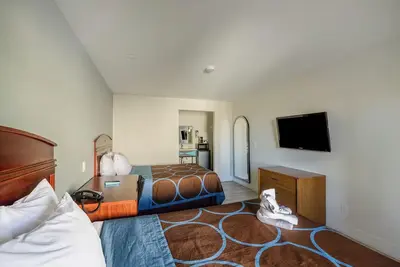 Image de 2 Nostalgic Rooms w/ 2 Queen Beds w/ Retro Décor - Escape Along Route 66