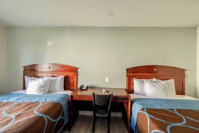 Image de 2 Queen Beds Nostalgic Room Perfect for Couples or Solo Traveler - 3 Rooms