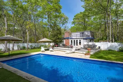 Image de Secluded Southampton Cottage with Saltwater Heated Pool and Fireplace