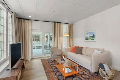 Image de The Optimist Guesthouse 1 - Downtown Camden luxury apartment in historic mill