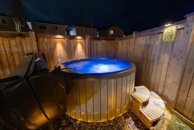 Image de king/Hot Tub/full kitchen/private Backyard/Bbq/W/D