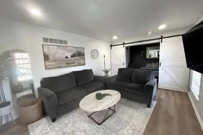 Image de Ultimate 2 King Ensuite Contemporary 14 guests + Apt 5Bdrm