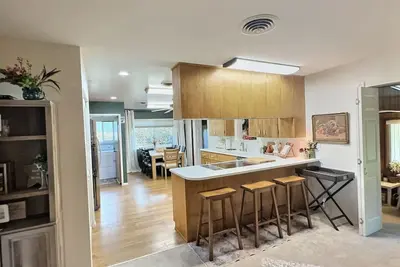 Image de Spacious Home with extra living room, play space, office, and more!