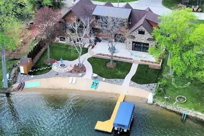 Image de Private Beachfront - Sleeps 20 - HotTub - Rec Room