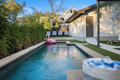 Image de Rooftop Deck, Heated Pool, and Game Room - 4-Br East Austin Home Mins to Downtown!