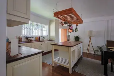 Image de Quaint 3-bedroom house in peaceful, family friendly Cape Town neighborhood