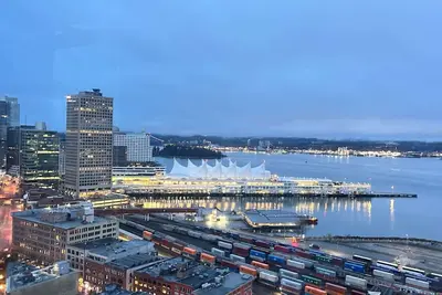 Image de Ocean and Mountain View Condo • Downtown Vancouver