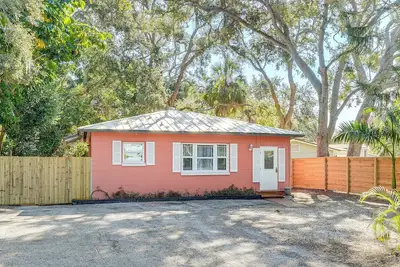 Image de 5 Mi to St Pete Beach! Snowbird Home w/ Large Yard