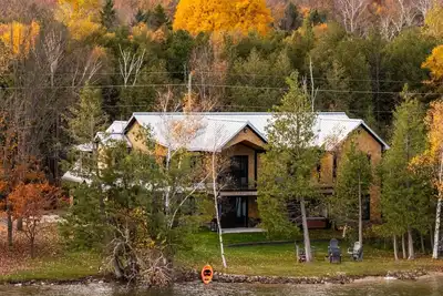 Image de [Modern Lake House] hot tub, dock, sandy shoreline, kayaks, foosball, Bellaire.