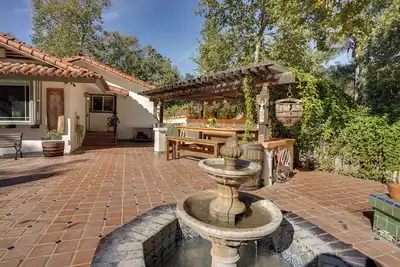Image de Spacious Courtyard & Spanish Charm: Silverado Home