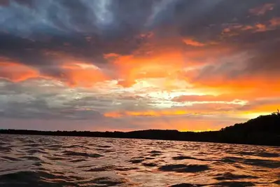 Image de Serene Lakefront Retreat with Sandy Beaches