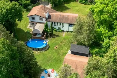 20-Acre Resort-Hot Tub, Sauna, Pool, Firepit