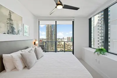 Image de Prime Downtown Location, Stay in the heart of Miami’s Worldcenter, just. . .
