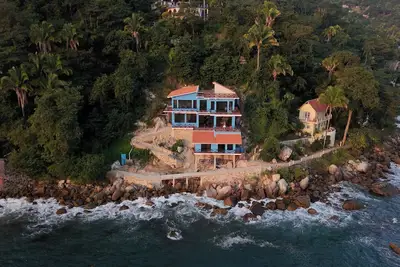 Image de Casa Azul – Oceanfront Estate w/ Rooftop Deck