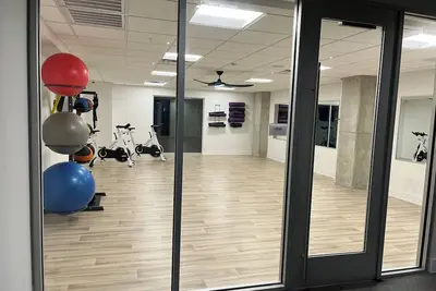 Image de Rooftop Pool 24-Hr Gym Pet Spa 1 Car Free Garage Parking Co-working King Bed