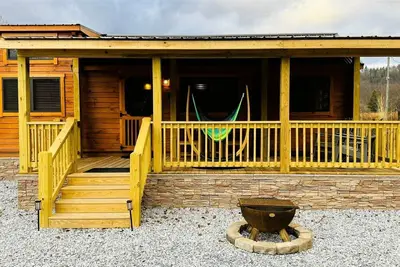 Image de Brand New Tiny Home Cabin #2 w/full kitchen, bathroom, 3 bedrooms, wifi, 2 TVs