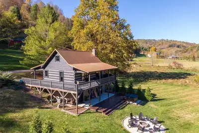 Image de Copper Cabin - modern cabin along Cove Creek, hot tub, fire pit